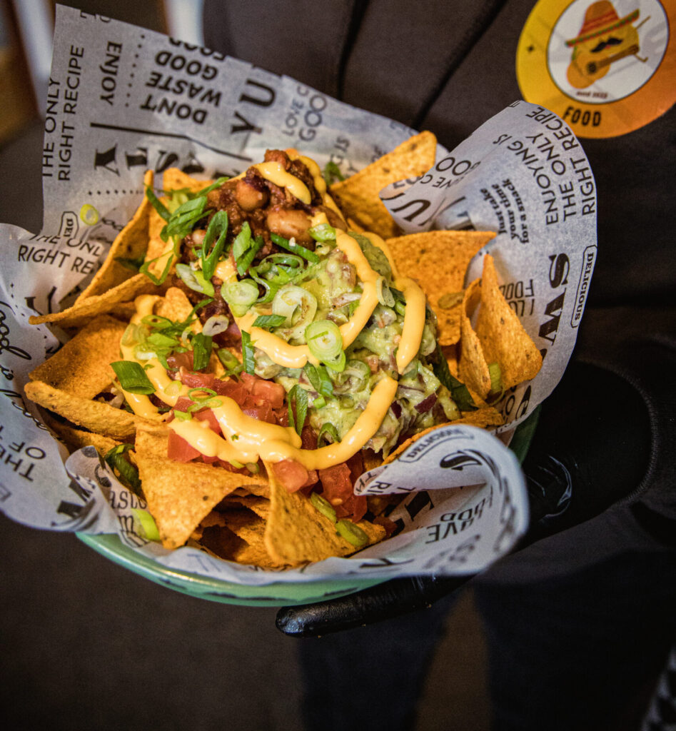 Op de afbeelding zie je een gerecht gemaakt door de foodtruck van PorFlavor Food. Dit is een voorbeeld van het eten wat gemaakt kan worden voor een kleine groep.