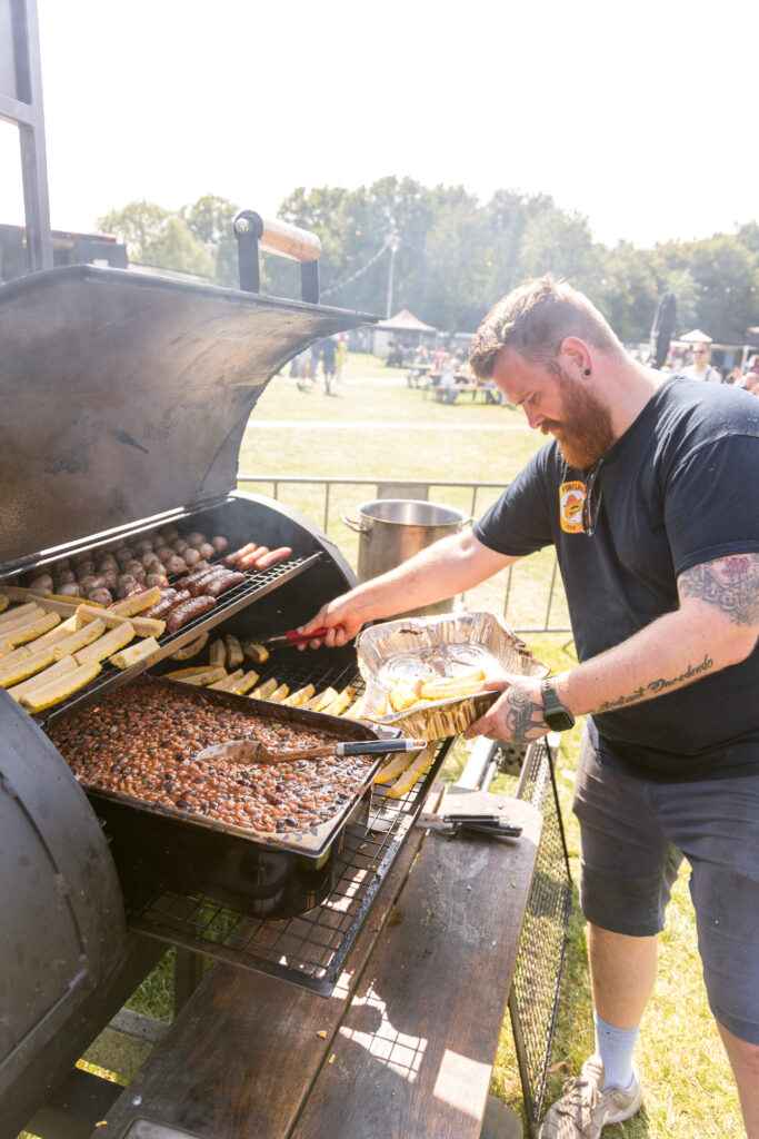 Wat kost een foodtruck huren? Op deze foto zie je de foodtruck ingehuurd op een festival in Rotterdam (Vroesenpark).