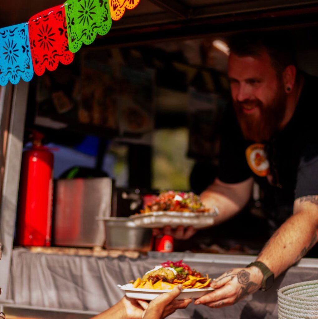 Mexicaanse foodtruck huren op locatie met PorFlavor Food | Op de afbeelding zie je onze Mexicaanse foodtruck in actie.