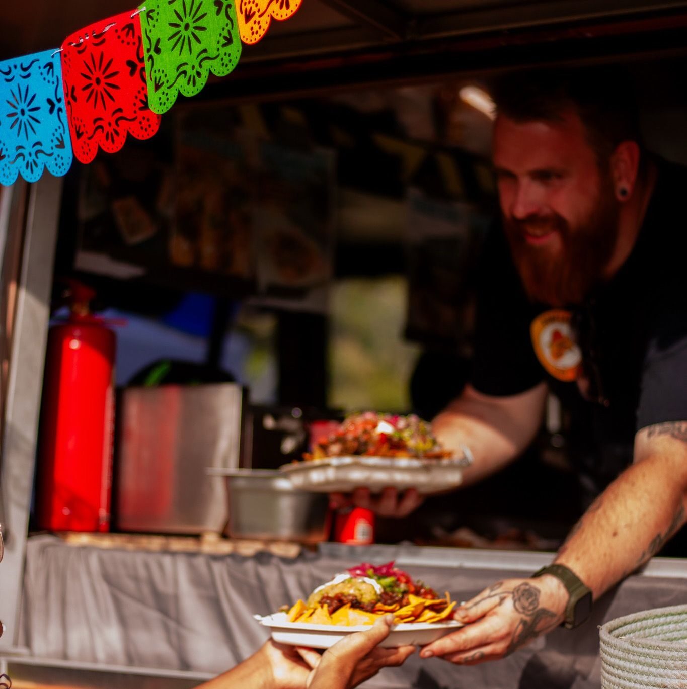 Mexicaanse foodtruck huren op locatie met PorFlavor Food | Op de afbeelding zie je onze Mexicaanse foodtruck in actie.