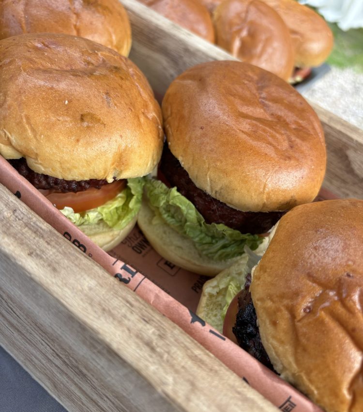 Op deze catering nieuwjaarsborrel zie Mexicaanse hamburgers, vers bereid door PorFlavor Food