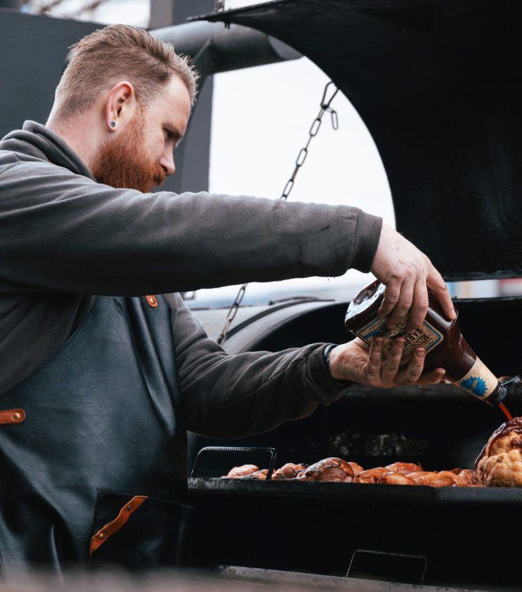 Op de foto zie je Yori aan het werk achter de BBQ van PorFlavor Food