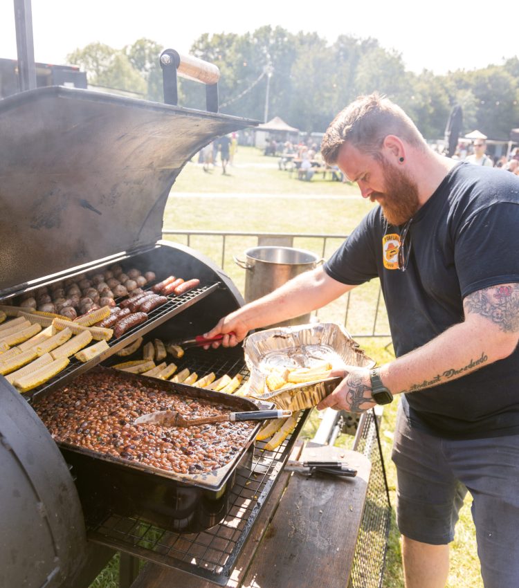 Wat kost een foodtruck huren? Op deze foto zie je de foodtruck ingehuurd op een festival in Rotterdam (Vroesenpark).