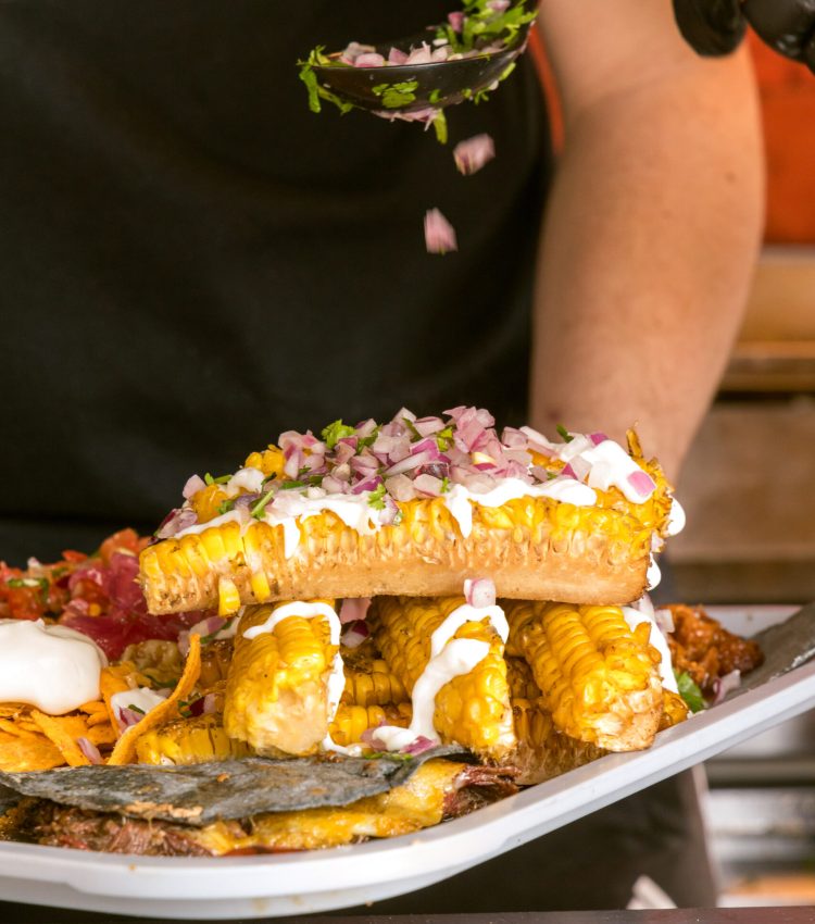 Op de foto zie je gerechten die we hebben gemaakt in het Vroesenpark in Rotterdam. Hier werd onze foodtruck ingehuurd voor een evenement.