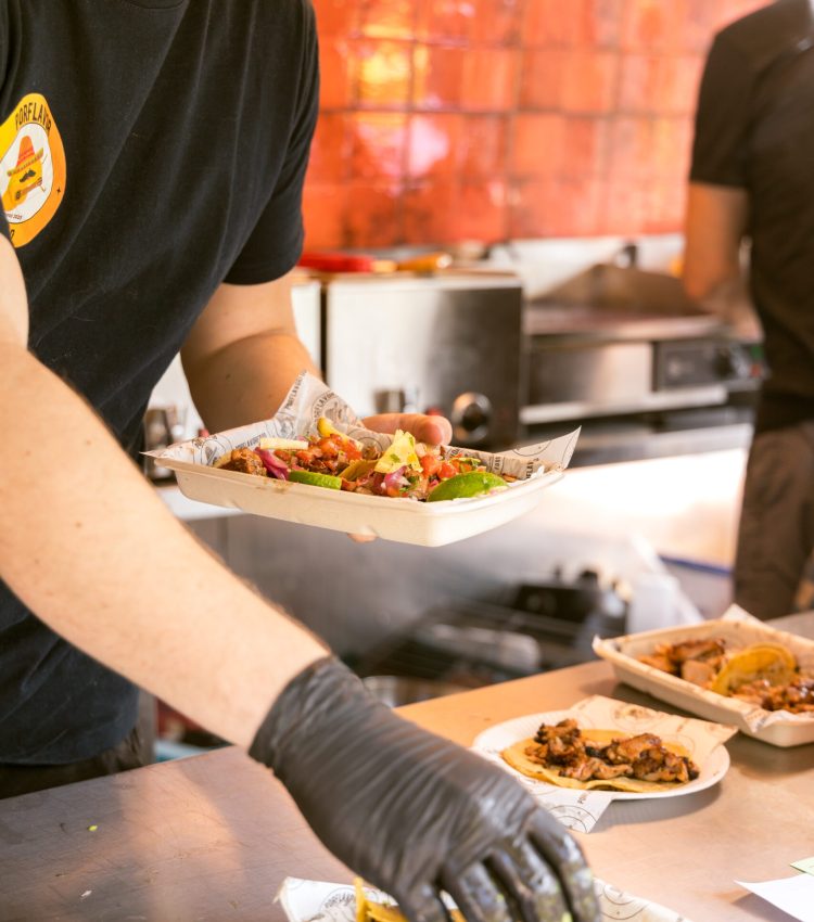 Op de foto zie je eten dat wordt bereid op de BBQ, voor een catering in Dordrecht